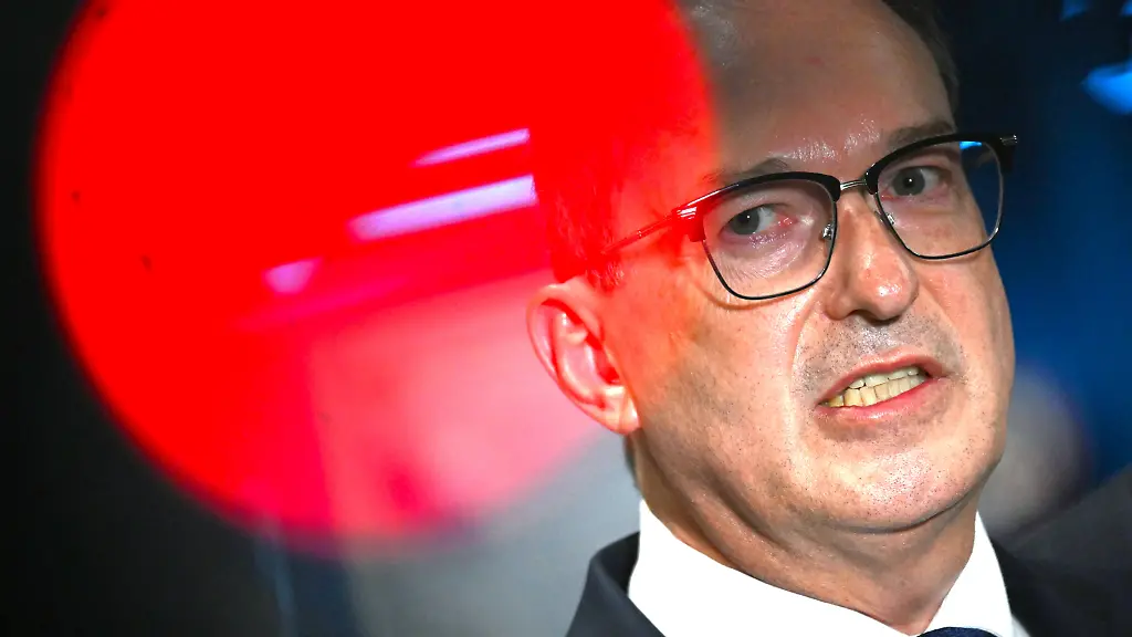 Linksextreme und Migranten: Dobrindt will wissen, wer für Gewalt in Frankreich verantwortlich ist