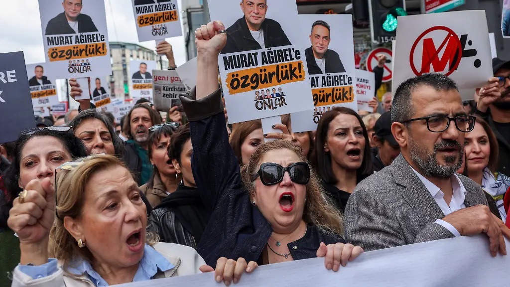 Regime will uns einschüchtern: Tausende Türken protestieren gegen Druck auf Medien