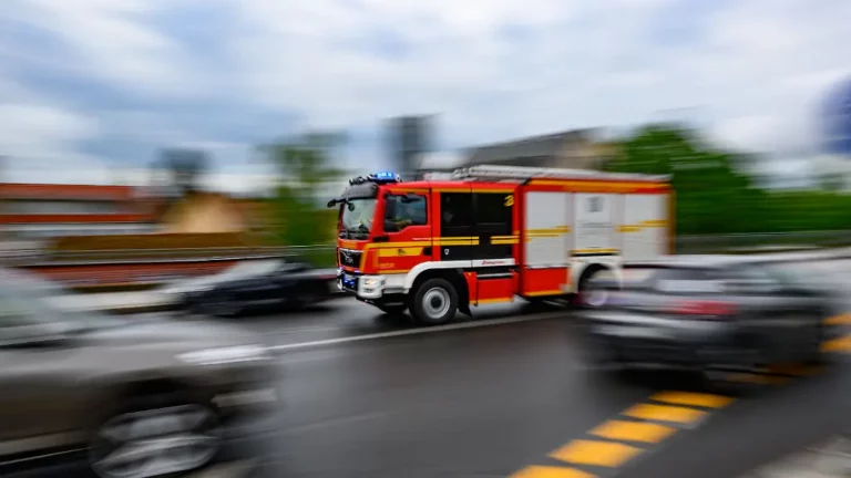 Feuerwehr spricht von Verpuffung: Familie mit zwei Kindern bei Wohnungsbrand in Dresden schwer verletzt