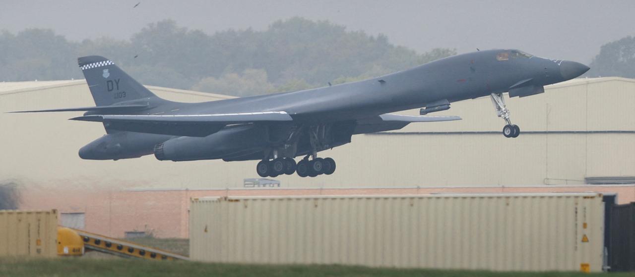 Ermittlungen wegen Terrorverdacht: USA ziehen Bomber von britischem Stützpunkt ab