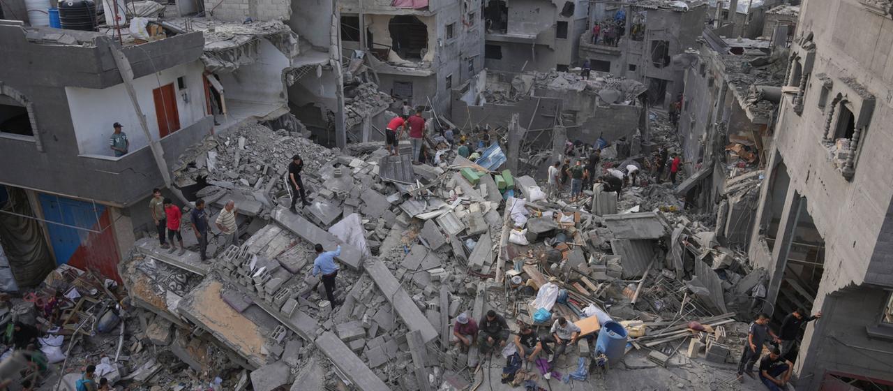 Gaza und die Toten unter den Trümmern warten auf die Bergung