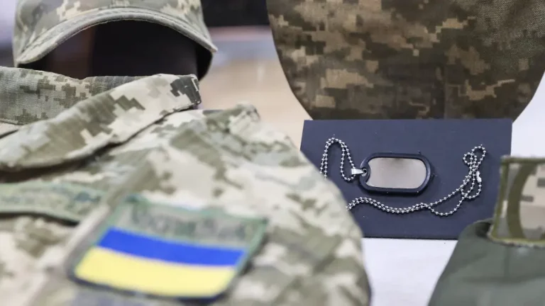Weitere Tote durch Jet Drohne: Unbekannter erschießt fünf ukrainische Soldaten in Wohnhaus in Charkiw