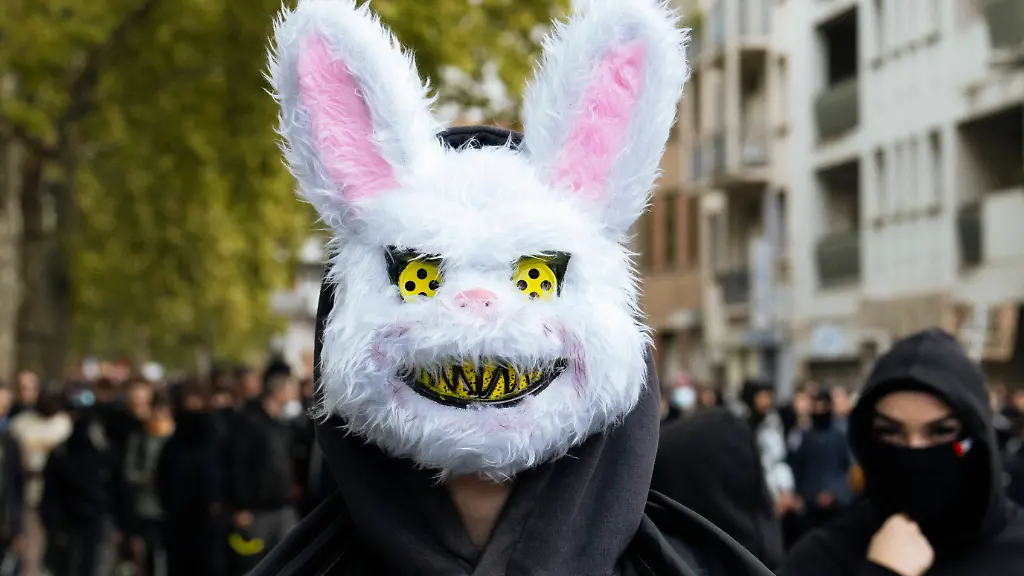 Es wird wieder kompliziert: Frankreich wappnet sich für landesweite Unruhen an Halloween