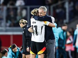 Problemposition beim DFB: Popps großes Erbe als eierlegende Wollmilchsau