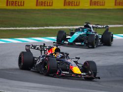 100 Minuten Verzögerung: Wolkenbruch und Ausfälle: Beim Chaosrennen feiert Verstappen die Erlösung