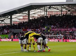 Rugby Ei ins Stadion geschossen: Täter lachen: Gefährlicher Vorfall beschäftigt Brentford und die Polizei