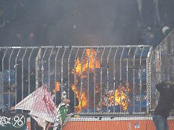 Feuerwehr muss löschen: Niedersachsen Derby artet aus: Pyro Chaos führt zu Unterbrechung