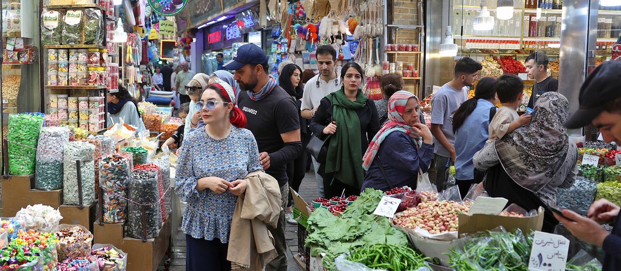 Alltag im Iran zwischen Wirtschaftskrise und Angst vor Krieg