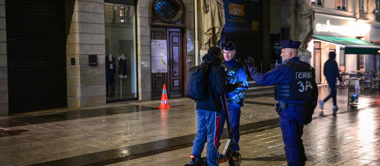 Frankreich verlängert örtliche Ausgangssperren nach ruhiger Nacht