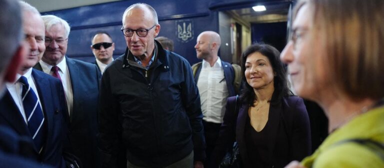 Krieg gegen die Ukraine: Kanzler Merz besucht Kiew