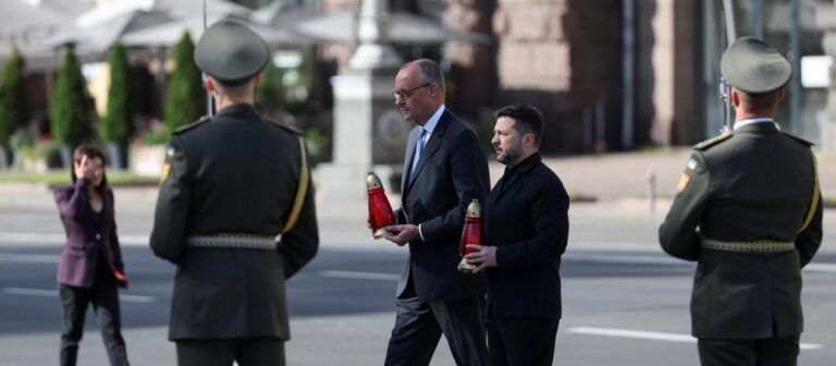 Krieg gegen die Ukraine: Merz besucht Kiew, Russland greift Brücke an