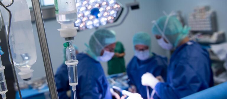 Wie starre Hierarchien in Kliniken Machtmissbrauch begünstigen