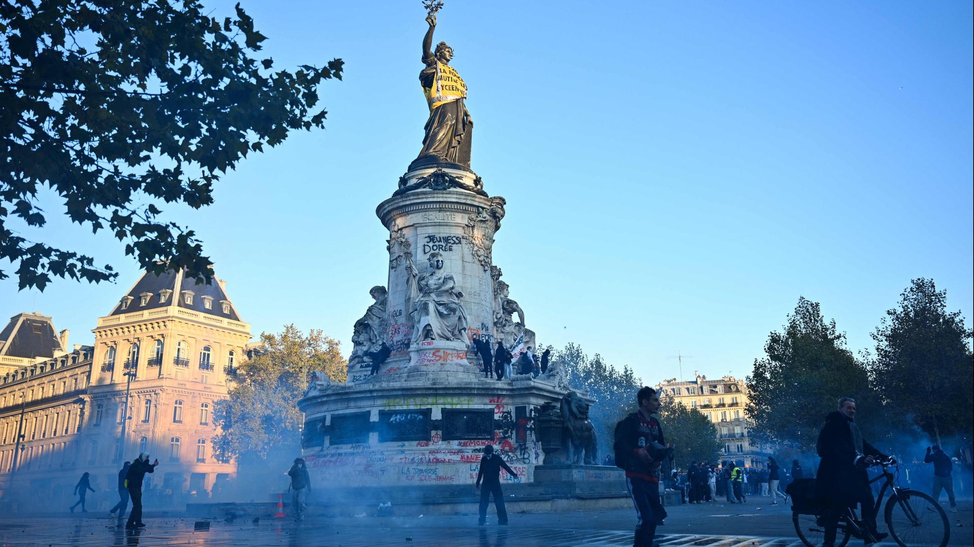 Ausschreitungen in Frankreich: Fassungslosigkeit und gegenseitige Schuldzuweisungen