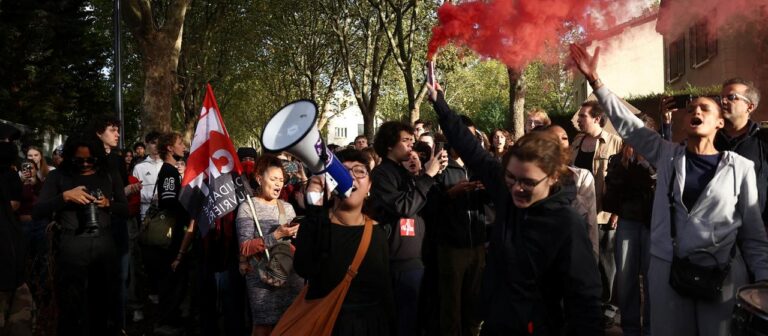 Frankreichs Regierung schnürt ein Sparpaket, die Bevölkerung protestiert