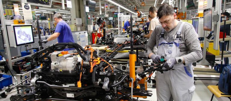 VW kündigt Tarifverträge: Was bedeutet das für Beschäftigte?